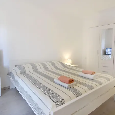 Lino B4 By Interhome